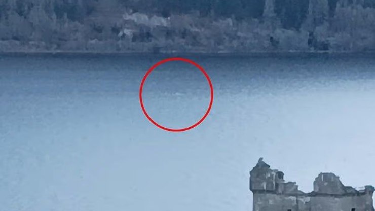 Criatura misteriosa é filmada saindo das águas do Lago Ness
