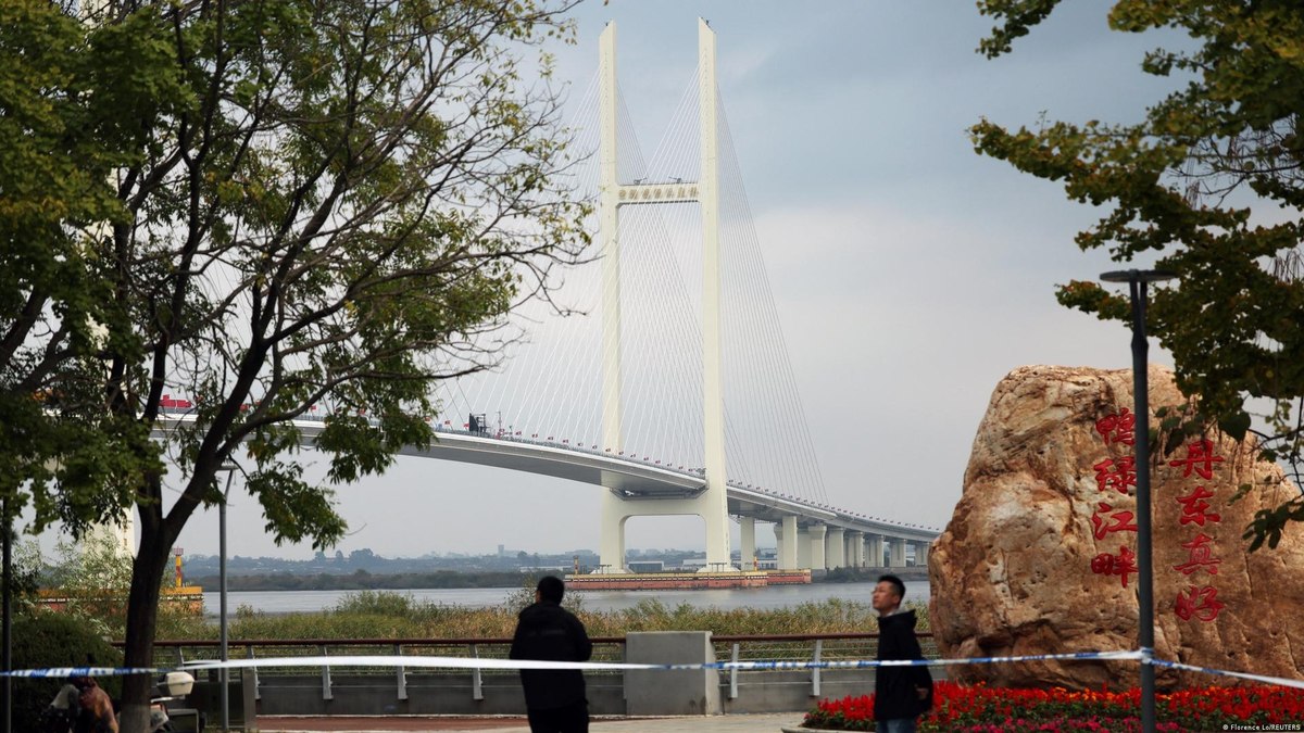 Kim Jong-un viaja à China por ponte recém-inaugurada - Foto