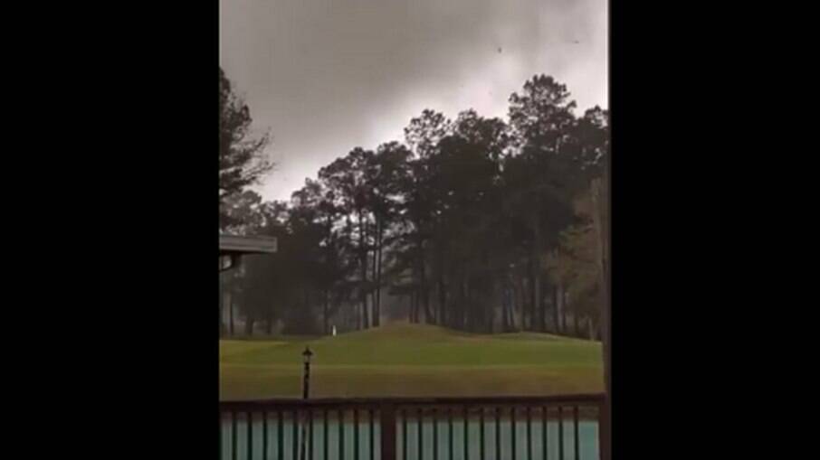 Homem filma momento em que tornado atinge campo de golfe nos EUA