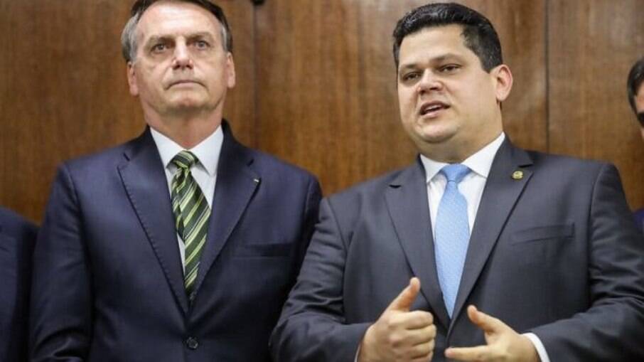 Presidente Jair Bolsonaro ao lado do presidente da CCJ, Davi Alcolumbre