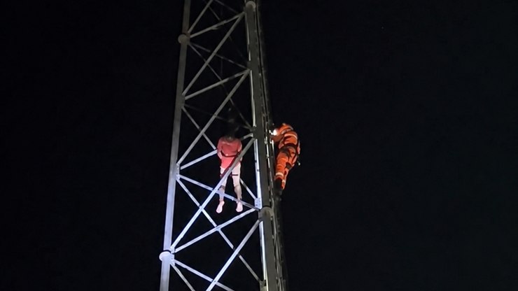 Homem em crise é resgatado de torre de 40 metros após 5 horas