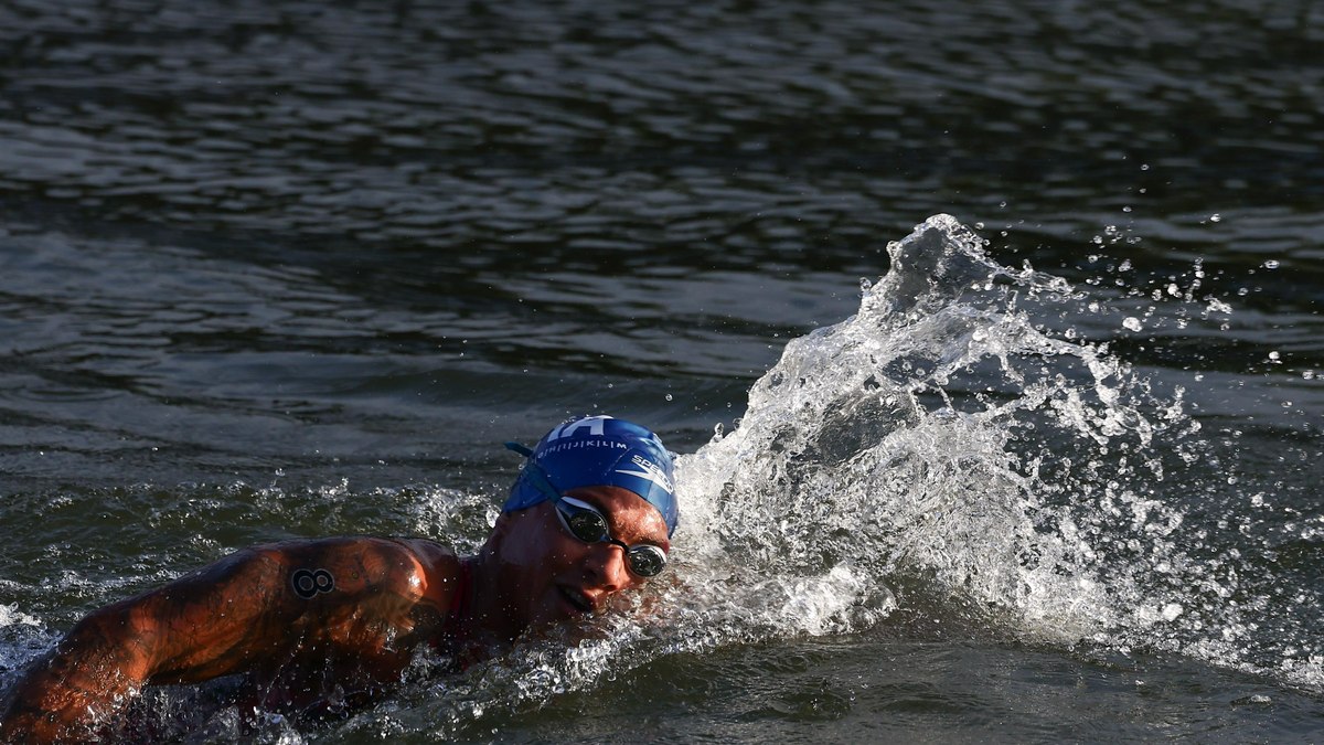 Ana Marcela Cunha durante maratona aquática em Paris