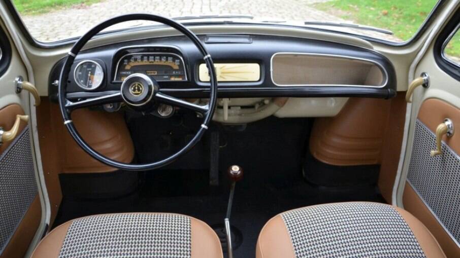Interior do Renault Gordini é bem simples, mas de bom gosto para a época em que foi lançado, nos anos 60