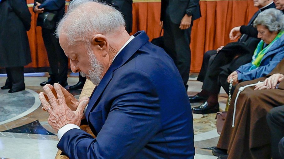 Lula ajoelhado no velório do papa Francisco Lula ajoelhado no velório do papa Francisco