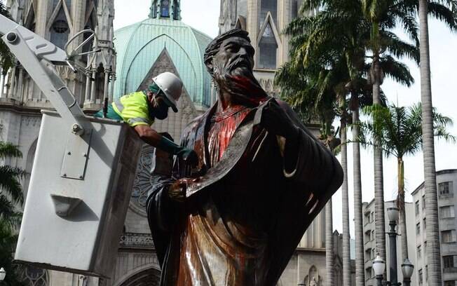 Estátua do apóstolo Paulo, na Praça da Sé, foi manchada com tinta em protesto aos grafites apagados pela prefeitura