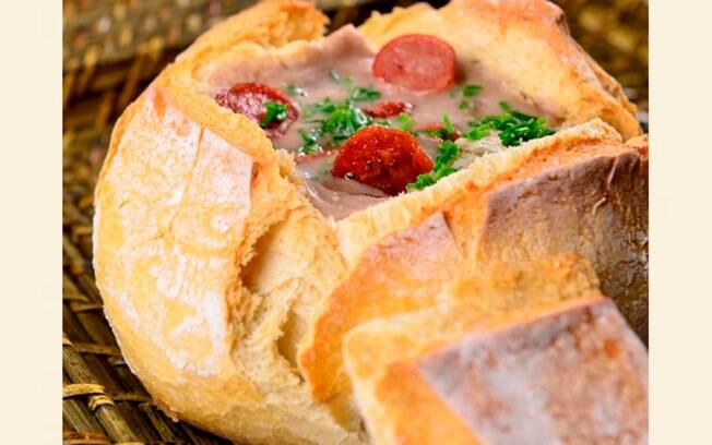 Foto da receita Caldo de feijão carioca com pão italiano pronta.