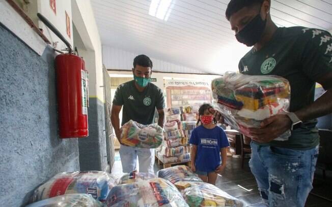Após se agredirem, atletas do Guarani entregam cestas básicas
