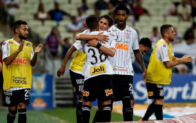 Corinthians comemora vitória fora de casa, no Castelão