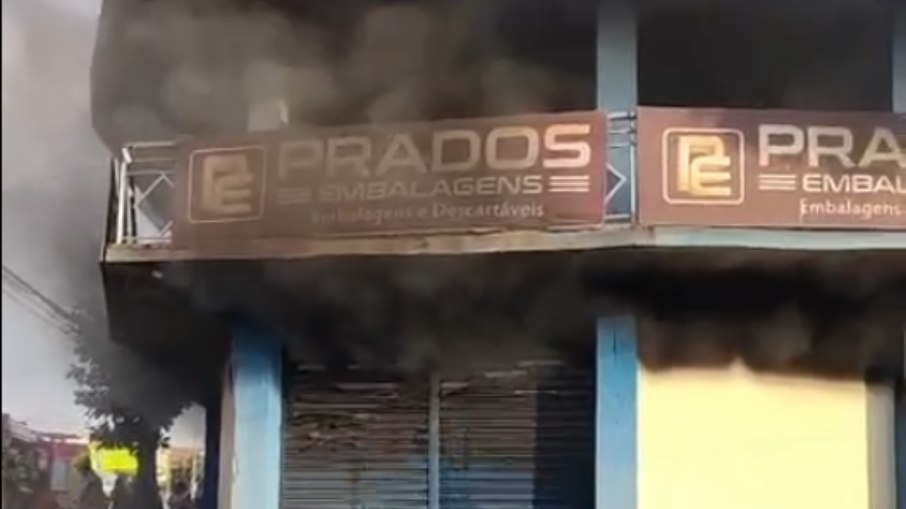 Incêndio em loja de embalagens destrui cerca de R$ 100 mil em produtos Incêndio em loja de embalagens destrui cerca de R$ 100 mil em produtos
