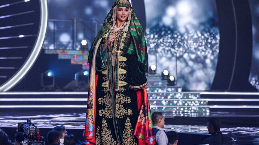 Miss Marrocos, Kawtar Benhalima, em desfile no evento