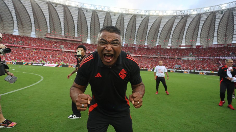 Roger Machado comemora título do Gaúcho 2025 pelo Internacional