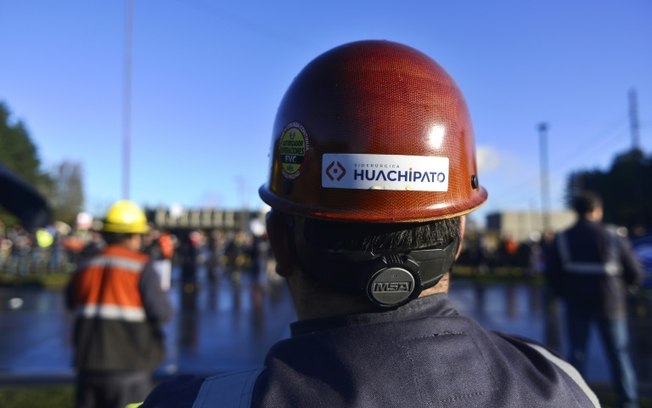 Trabalhadores protestam contra o iminente fechamento da siderúrgica Huachipato, situada na cidade de Talcahuano, Chile, em 4 de abril de 2024