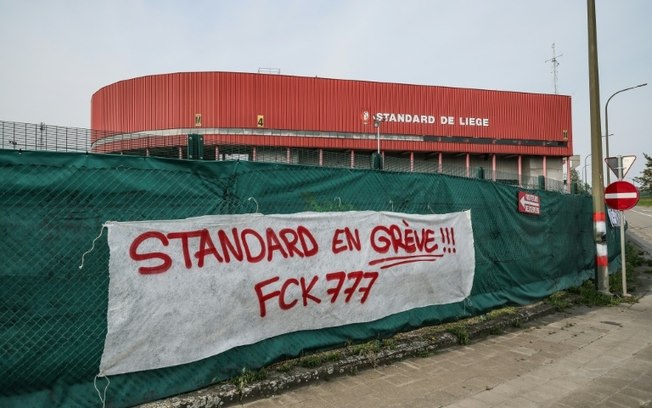 Faixa do lado de fora do estádio Standard de Liège, em protesto contra o grupo de investimentos 777 Partners, em Liège (Bélgica), no dia 10 de maio de 2024