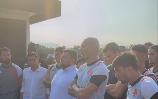 Torcidas Organizadas do Vasco entram no CT para conversar com Lúcio Barbosa e jogadores