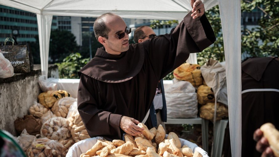 O pão de Santo Antônio está relacionado à tradição de caridade associada ao santo. Em diversas comunidades, os pães são abençoados e distribuídos aos fiéis, simbolizando a partilha e a preocupação de Antônio com os pobres.