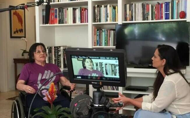 Luiza Brunet e Maria da Penha em cena do documentário Mexeu com Uma Mexeu com Todas
