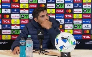 Indireta? Abel Ferreira exalta gesto da torcida do Universitario