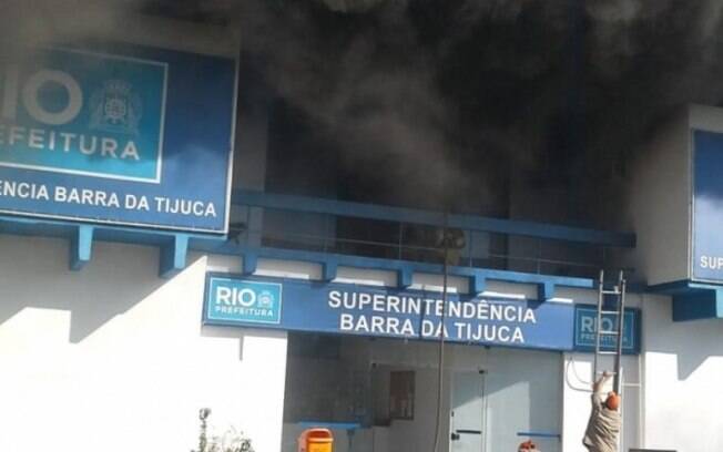 Homem invadiu prédio da superintendência da Prefeitura na Barra da Tijuca e atirou coquetéis molotov no segundo andar, colocando fogo no local 