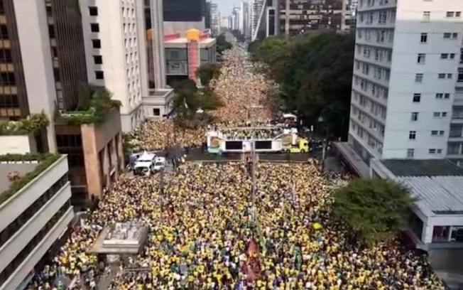 Com críticas a Lula e ao STF, Bolsonaro reúne multidão em ato na Avenida Paulista