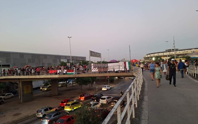 Torcida do Fluminense começa a chegar no Maracanã para apresentação de Thiago Silva