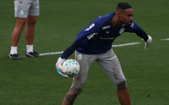 Carlos Miguel durante treinamento pelo Palmeiras Carlos Miguel durante treinamento pelo Palmeiras