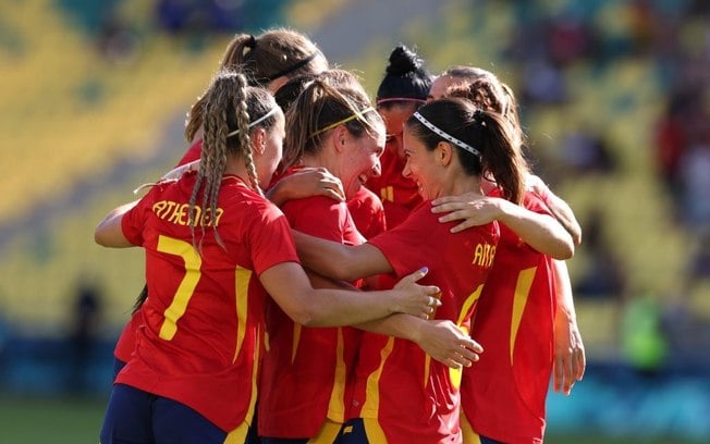 Espanha vira contra o Japão na estreia do futebol feminino