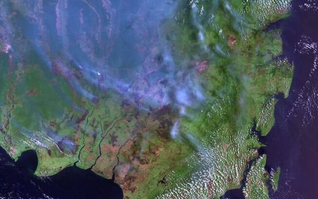 A fumaça sobe da parte indonésia de Bornéu: problema semelhante ao da Amazônia A fumaça sobe da parte indonésia de Bornéu: problema semelhante ao da Amazônia