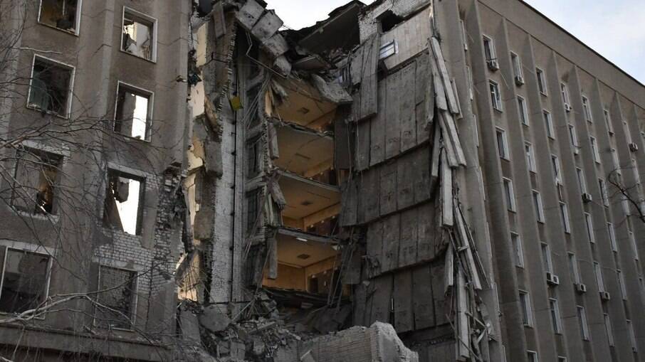 Ataque deixou um buraco central no prédio do governo de Mykolayiv 