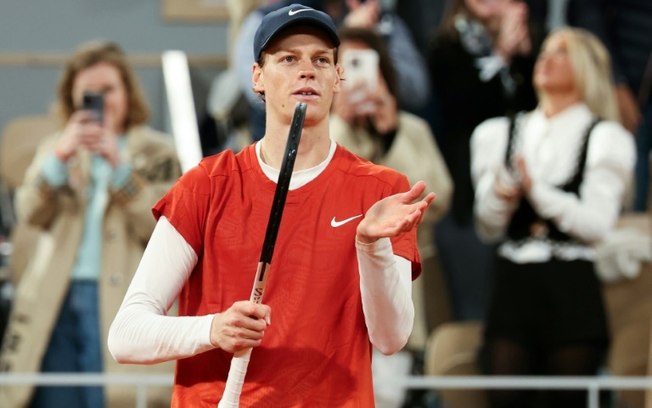 Jannik Sinner comemora a vitória sobre o russo Pavel Kotov nesta sexta-feira, em Roland Garros