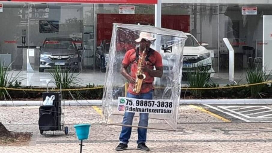  BA: Saxofonista se apresenta nas ruas de Salvador com 'barreira plástica'