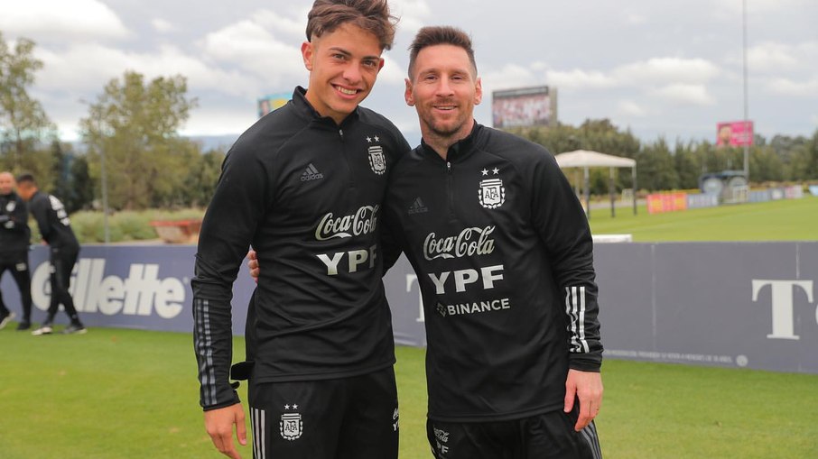 Agustín Giay com Messi