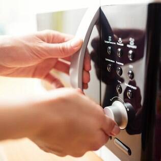 Para que o micro-ondas se conserve, deve ser devidamente limpo e seco após cada uso