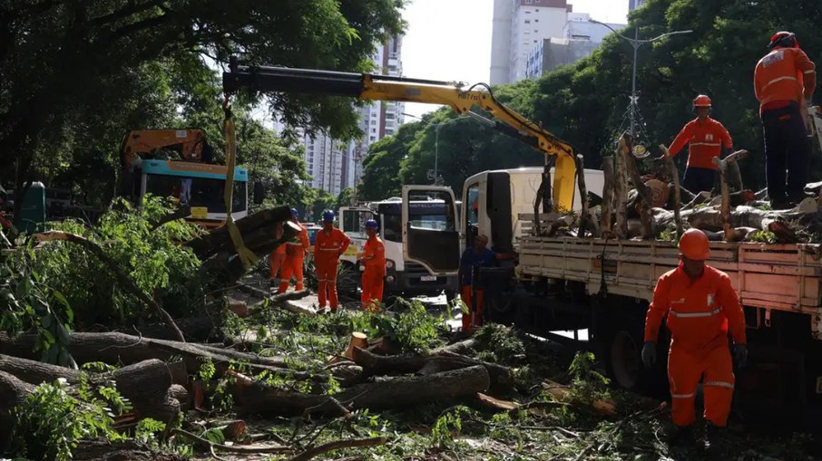 Ventos fortes e chuva intensa marcaram o avanço do temporal sobre a região Ventos fortes e chuva intensa marcaram o avanço do temporal sobre a região