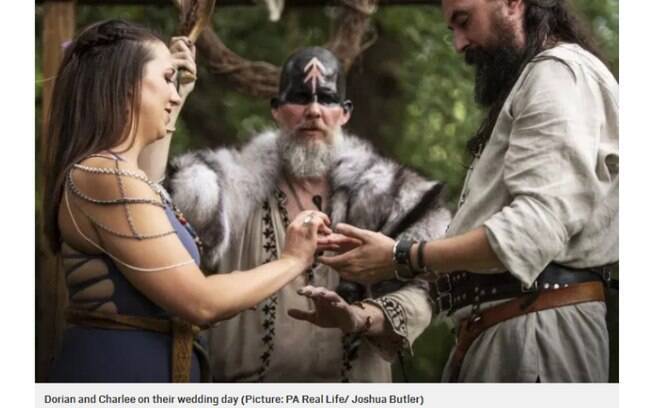 Casal faz casamento viking no Texas, nos Estados Unidos, e, entre os rituais adotados, um deles envolve um pacto de sangue 