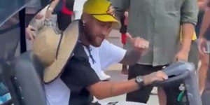 Neymar é visto em parque de diversões nos EUA após eliminação