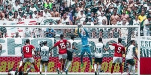 Raio obriga torcedores a deixar arquibancada em jogo do Palmeiras