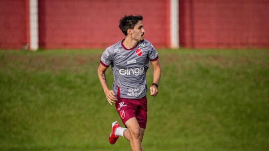 Enzo Bizzotto, filho de Fernandão, jogando pelo Vila Nova