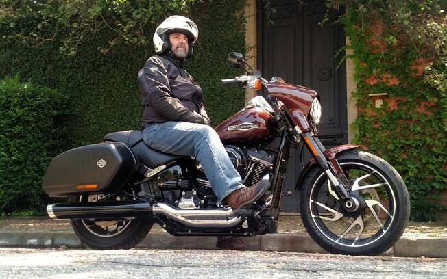 Harley-Davidson Sport Glide em cor de chocolate (combinando com minhas botas) e belas rodas de alumínio polido mantis