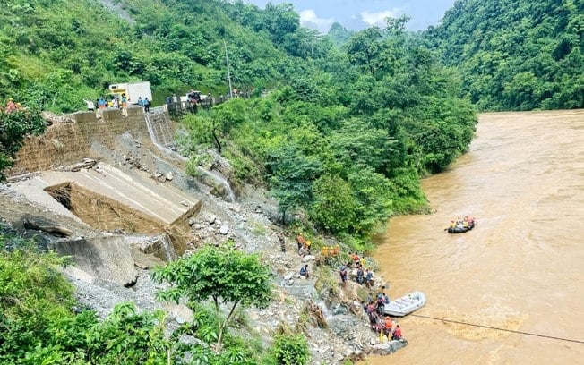 Equipes de emergência procuram sobrevivenes no rio Trishuli, centro do Nepal