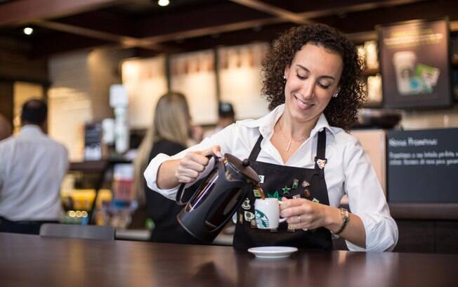 Vivi Fonseca, Coffee Master da Starbucks, diz o que precisa ter em casa para fazer o cafezinho perfeito