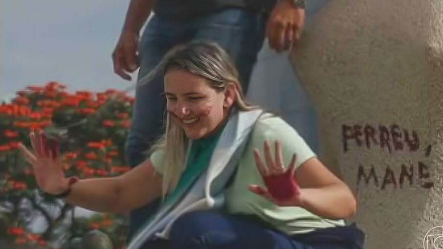 Débora pichou estátua com batom Débora pichou estátua com batom