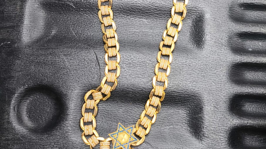 Joias apreendidas e identificadas com marcas da facção criminosa Joias apreendidas e identificadas com marcas da facção criminosa