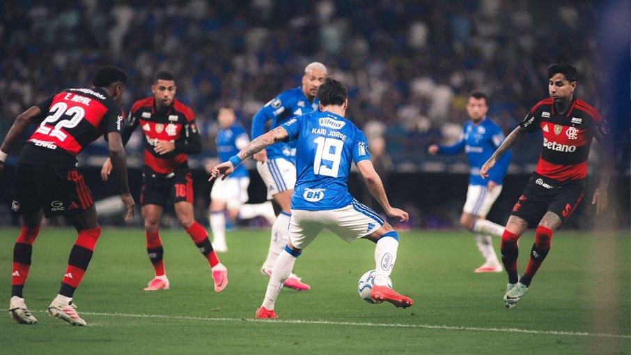 Rubro-negros e celestes empatara em 1 a 1 no Mineirão, na partida de ida Rubro-negros e celestes empatara em 1 a 1 no Mineirão, na partida de ida
