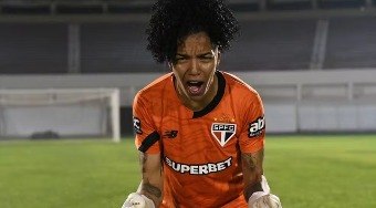 Carlinha%20completa%20200%20jogos%20e%20faz%20hist%C3%B3ria%20no%20S%C3%A3o%20Paulo