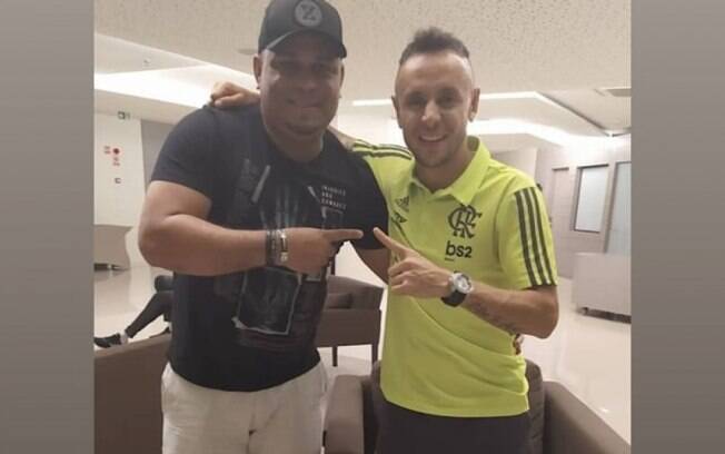 Ex-atacante do Flamengo 'entrega' retorno de Rafinha ao clube: 'O homem está voltando, Nação'