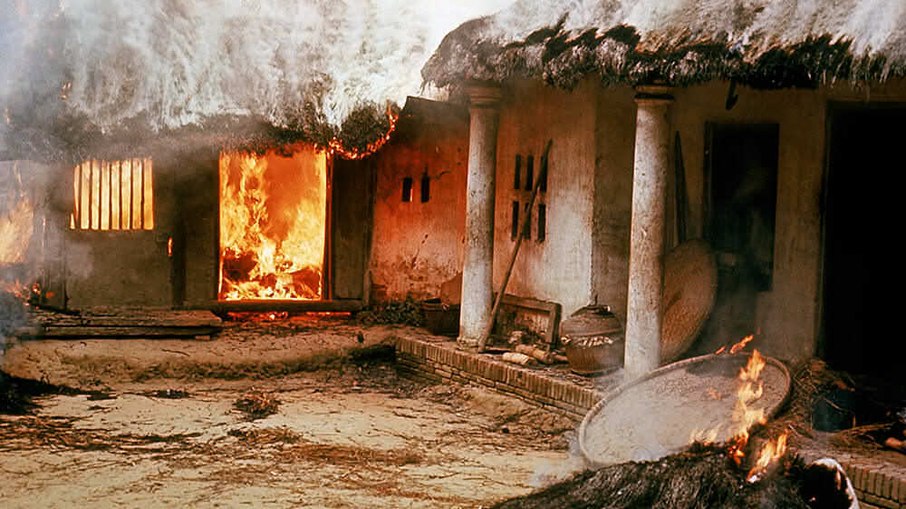 Casa dos moradores da vilda de My Lai em chamas durante o ataque