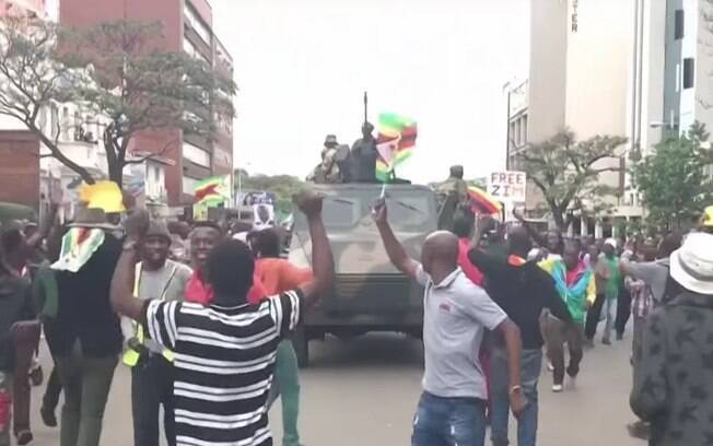 População do Zimbábue celebra ação do Exército que afastou o presidente Robert Mugabe, de 93 anos, do poder 