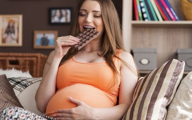 Como a alimentação excessiva na gestação prejudica mãe e bebê? Entenda!