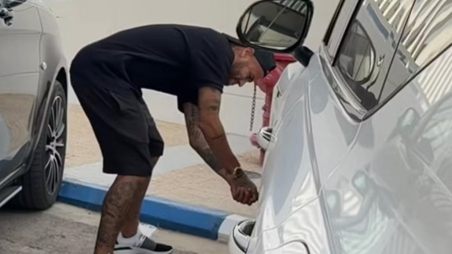 Neymar fura pneu do carro de Renan Lodi