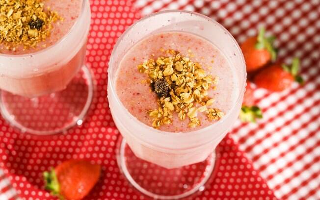 Foto da receita Suco de morango com leite de soja e granola pronta.